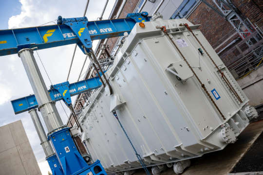 Aufnahme eines Transformators unter einem Hubgerüst.